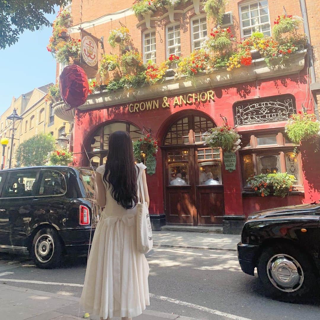 酒元麻衣（まいへー）のインスタグラム：「店員さんが風船くれました🤣❤️ ロンドンはお花がいっぱい🌹🌷🌹🌷 . 暑過ぎて何度も休憩、、😭 熱中症になりそう😢 #London」