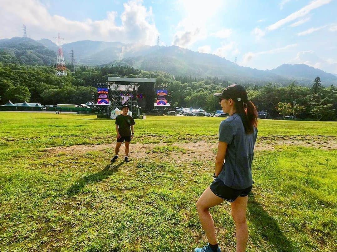 矢原里夏さんのインスタグラム写真 - (矢原里夏Instagram)「Hello @fujirock_jp ☺︎♡﻿ 初めて #フジロック に来ました。﻿ ﻿ 今日は明日の #フジロックラン に向けて、数名でコースの試走をしてきました。人がいないステージも緑豊かな裏道もとっても楽しいね！﻿ 明日参加される方お楽しみに（^人^）﻿ ﻿ ﻿ #走るひと #salomon #サロモン #run #running #marathon #ランニング #マラソン #fujirock」7月25日 23時51分 - rika_yahara