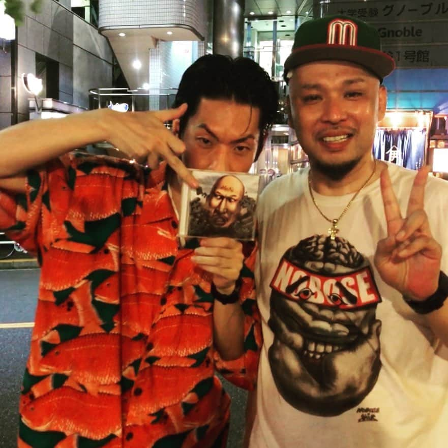 大江健次さんのインスタグラム写真 - (大江健次Instagram)「戦極MCバトルの大会、なんと優勝しました泣。"冗談"に魂を込めてしっかりQ&Aしてきました。今宵の渋谷FAMILYの熱気こそがまさにFAMILY！感謝です！エキシビションに出られてた呂布カルマの兄貴にもCD届けられ最高の日に！  #戦極MCバトル #スパーリング #mckj #呂布カルマ #明日は呂布さん福岡NOBOSEです」7月25日 23時47分 - mckj_hagestagram