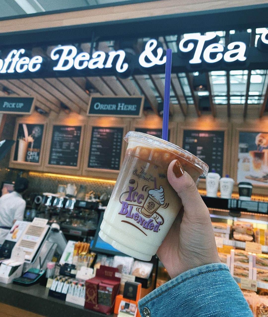 sayocoのインスタグラム：「パッケージかわいい🥤❤️ 日本にもあるみたいだからまた行きたい🍼 #thecoffeebeanandtealeaf  #韓国旅行#練乳ラテ#sayo_trip」