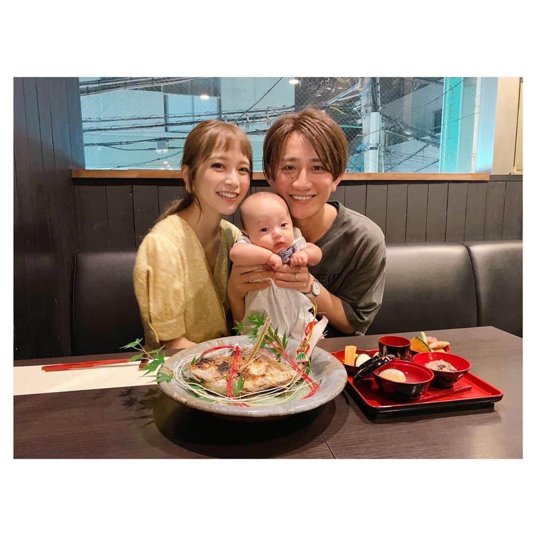 前原穂高のインスタグラム：「桜太も生まれて100日たちまして 「お食い初め」やらせていただきました👍 結婚前からいつも夫婦でお世話になっている #ととし で。 ちょうど結婚記念日も近くて、 嫁ちゃんからiPadを入れる用に SAINT LAURENTの クラッチバックプレゼントもらっちゃった😍 ㅤㅤㅤ もっともっと家族のためにも頑張らなきゃと思った夜でした。 #お食い初め#結婚2周年」