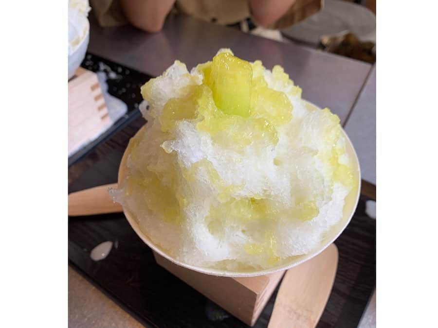 春名亜美さんのインスタグラム写真 - (春名亜美Instagram)「@kikichiaki ちゃんと @ibatsuk ちゃんと @trunkhotel で期間限定で食べれる "蔵元 八義 天然氷のかき氷" を食べに🍧 たかが氷。されど氷。 氷に拘ったかき氷はぜんっぜん違う！美味しすぎた🤩 白小金(パルミジャーノ レアチーズ)と雪苺(いちご)と淡緑(メロン)を3人でシェアしたけど、一人で3個いけそうだったことは内緒🤫 ・ ・ ・ #trunkhotel #trunk #トランクホテル #かき氷 #🍧 #蔵元八義 #蔵元八義天然氷」7月25日 18時23分 - amiharunaami