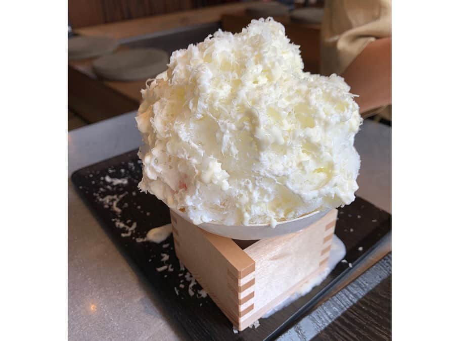 春名亜美さんのインスタグラム写真 - (春名亜美Instagram)「@kikichiaki ちゃんと @ibatsuk ちゃんと @trunkhotel で期間限定で食べれる "蔵元 八義 天然氷のかき氷" を食べに🍧 たかが氷。されど氷。 氷に拘ったかき氷はぜんっぜん違う！美味しすぎた🤩 白小金(パルミジャーノ レアチーズ)と雪苺(いちご)と淡緑(メロン)を3人でシェアしたけど、一人で3個いけそうだったことは内緒🤫 ・ ・ ・ #trunkhotel #trunk #トランクホテル #かき氷 #🍧 #蔵元八義 #蔵元八義天然氷」7月25日 18時23分 - amiharunaami