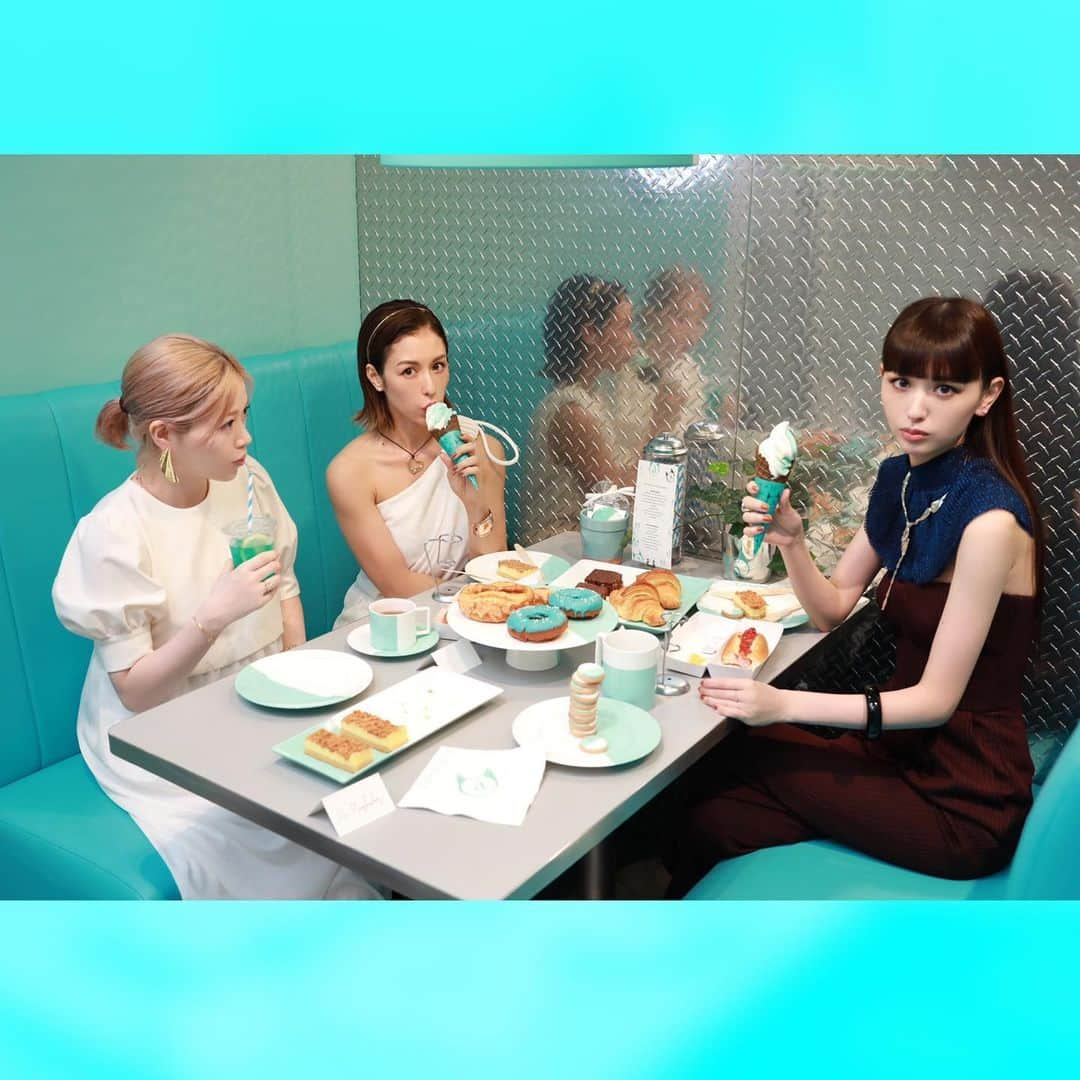 山脇道子さんのインスタグラム写真 - (山脇道子Instagram)「原宿キャットストリートにある  Tiffany cafe @ cat street 🐈で 美しいみんなと可愛い朝ごはんを 食べて来ました🍩😻🎉 @tiffanyandco . 私も愛用している手首の骨に沿ったデザインの 〝ボーンカフ〟など数々の名作を生み出している エルサ・ペレッティのジュエリーとオブジェの数々が 明日から9月15日まで紹介されているので、是非❣️ #TiffanyxCatStreet #ElsaPeretti」7月25日 18時23分 - michikoooo