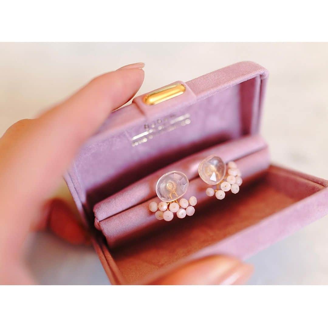 石井美保さんのインスタグラム写真 - (石井美保Instagram)「可愛いピアスを見つけました。bohemというところのもの。ローズクオーツにピンクオパール。別々にバラしても使える優れもの。色々な石の組み合わせがあって迷いに迷った結果、自分らしいピンクに。#mihoishii_accessory」7月25日 18時24分 - miho_ishii