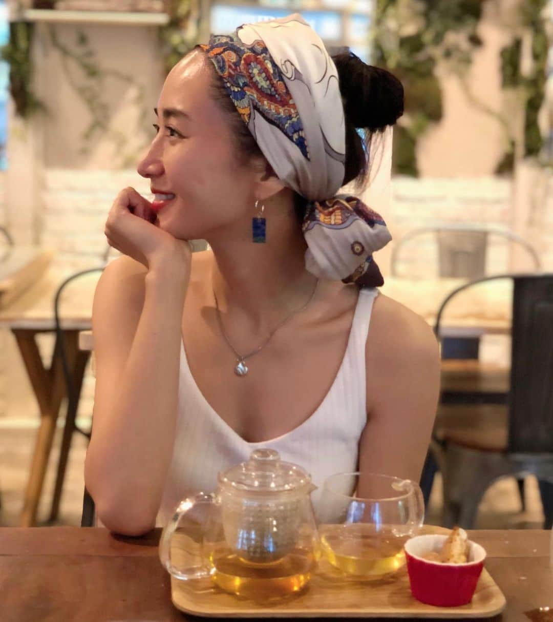 桐山マキさんのインスタグラム写真 - (桐山マキInstagram)「. . @motherearthcafe_ebisu  We had a chat over KOHARU TEA🍵 . . accessories @vintagetoffee_tomo  今日のピアス！ 世界に一個のヴィンテージピアス♡ 右も左もパーツが違うもので 唇のデザインとか とにかく 可愛い♡♡ . . ネックレスも 幸せを呼ぶクジラさん🐋 @cloveru_japan . . 真夏の格好で マザーアースカフェに KOHARU TEAを 飲みにきた♡ . . #fashion  #love #myfave  #accessories  #vintage #hearb  #tea #koharutea」7月25日 18時26分 - maki_kiriyama