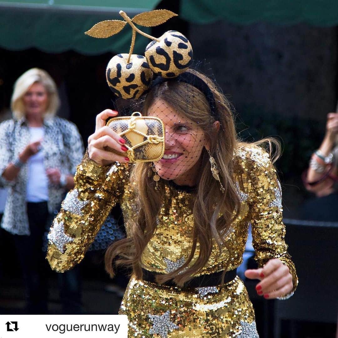 のインスタグラム：「#Repost @voguerunway and adding missing credits!! Celebratory streetstyle pioneer @anna_dello_russo wears @piersatkinson ・・・ “Street style wasn't born in the 2010s, but you could say that it was the decade that really mattered and changed it all. As digital media and Instagram evolved and surged in popularity, street style also got bolder and more graphic–eye-catching, photogenic, and unique. At the link in our bio, we take a look at photographer Phil Oh's best captures from each year of the last decade, as a part of the #voguerunway2010s series. Photographed by @mrstreetpeeper. Written by @emilyfarra”」