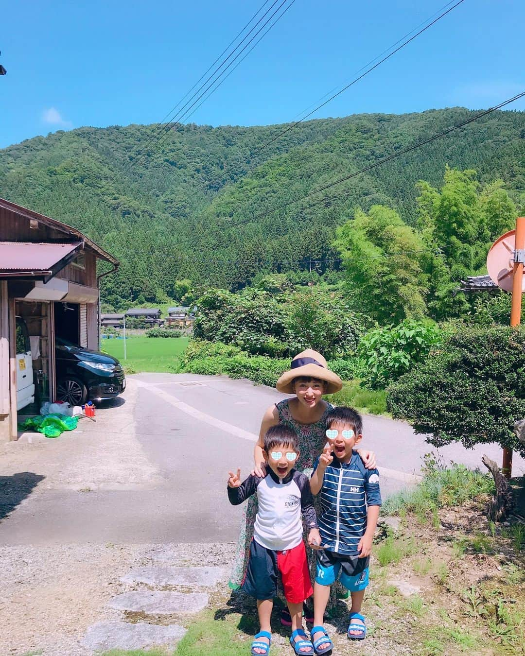 中西麻里衣さんのインスタグラム写真 - (中西麻里衣Instagram)「今年の夏も新潟へやってきました〜🚙 もう何度も何度も『後何回寝たら新潟✨？』と聞いてくるくらい楽しみにしていた息子達⛱ 早起きを頑張ったかいがあり、到着して早々に海へ✌️ 大好きな虫も沢山いるし！夜はBBQ🍖楽しみます😆 #新潟#村上市#夏休み#家族旅行#帰省#大自然#空気美味しい#最高#思い出沢山#快適すぎる#海#山#虫#男の子まま#アクティブ母ちゃん」7月25日 18時33分 - 87marii