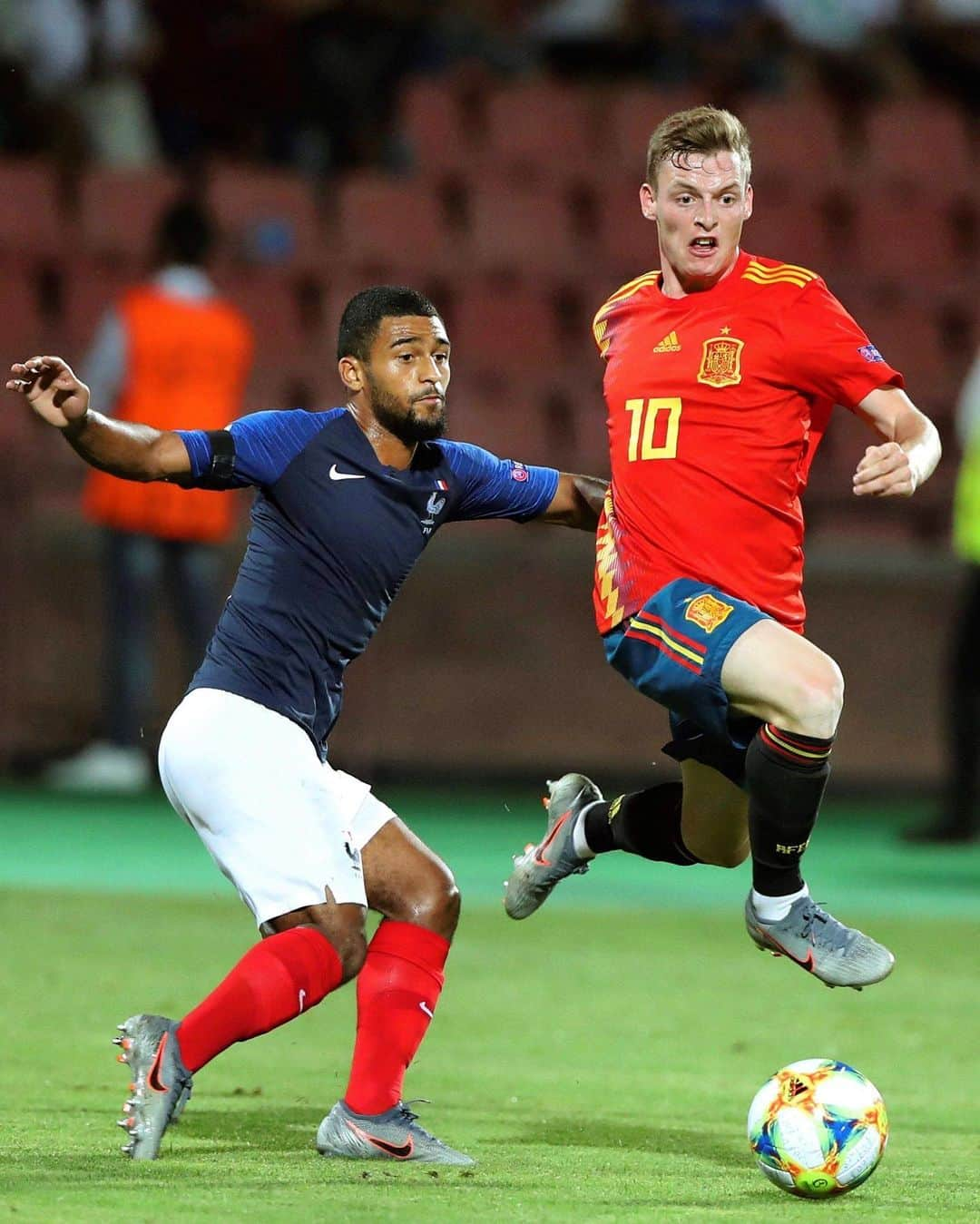 ボルシア・ドルトムントさんのインスタグラム写真 - (ボルシア・ドルトムントInstagram)「🏁 Congratulations! 👏 @sergiogm_10 and Spanish U19 beat France 4-3 on penalties to set up final against Portugal in the U19 European Championship on Saturday. #bvb #borussiadortmund #sergiogomez #u19euro #europeanchampionship」7月25日 18時44分 - bvb09