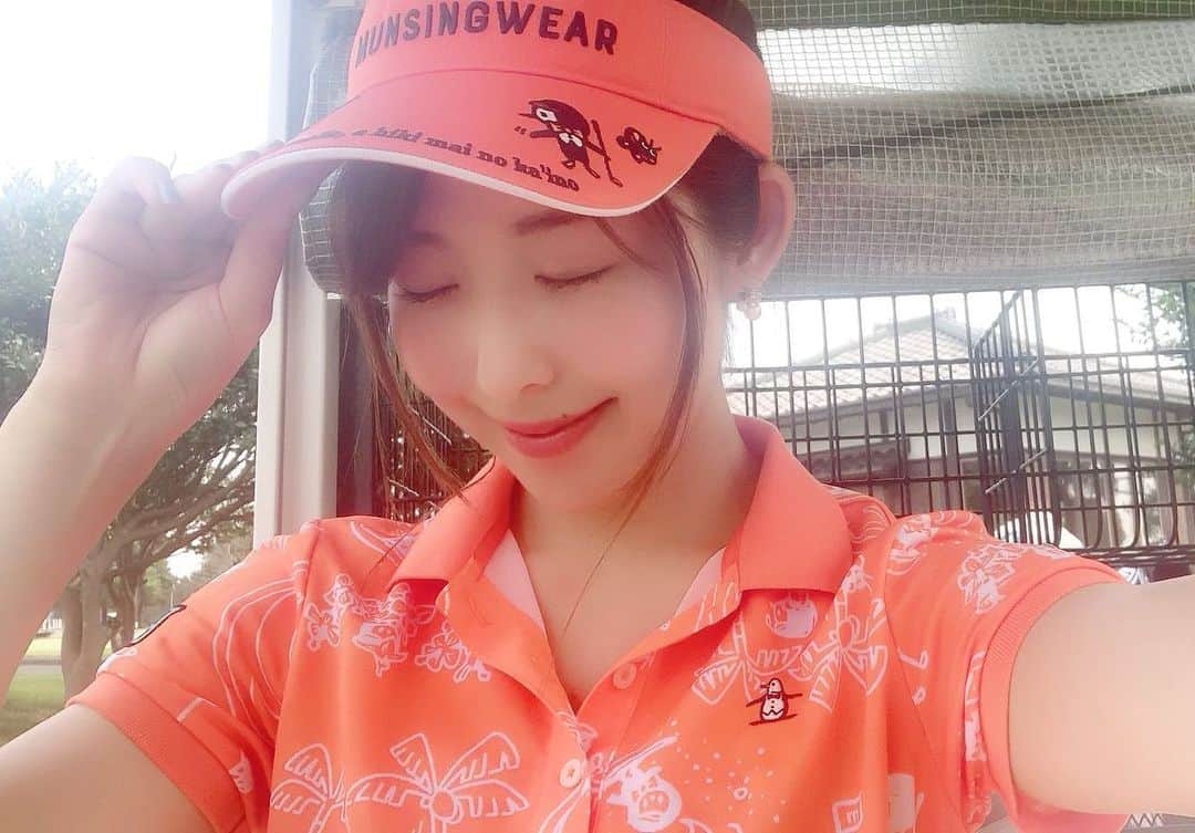 のインスタグラム：「今回のウェアは マンシングウェア ×人気アーティストTAROUT氏のコラボレーション✨ リトルピート君がハワイでサーフィンしたりしてる柄なのです♡そしてビタミンカラー夏っぽくて好き🐰✨ゴルフ場でのオレンジは結構目立ちますよ🍊🥰 あ〜これで本当にハワイに行っちゃいたいよー！！🌴✨ #マンシングウェア #タロアウトコラボ  #gtバーディーズカップ  #ゴルフトゥデイ #gtバーディーズ #プレステージカントリークラブ  #ゴルフウェア #ゴルフコーデ #ゴルフ好き #ゴルファー #ゴルフ女子 #夏コーデ #ハワイ #munsingwear  #tarout  #golfwear  #golffashion  #golfgirl #instagolf #hawaii #골프웨어 #골프 #高尔夫球」