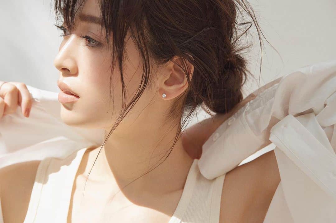 Oggi編集部さんのインスタグラム写真 - (Oggi編集部Instagram)「明日7/26発売のOggi9月号、大特集のテーマは『かっこいいお姉さん、「肌」もおしゃれの一部です』。シンプルでかっこいい着こなしは、働く30歳からなりの“肌づくり”があってこそキマる！ ということで、「きれいな肌」に見える正解メイクのプロセスをお見せしたり、週1回使いたい「贅沢マスク」をご紹介したり、憧れの美容賢者さんたちに美肌を維持する秘訣をお伺いしたり、盛りだくさんの内容です。働く女性の「きれいな肌」をつくる方法をたっぷりお見せしています。ぜひ、ご覧ください！  #oggi #beauty #fashion #泉里香」7月25日 18時37分 - oggi_mag