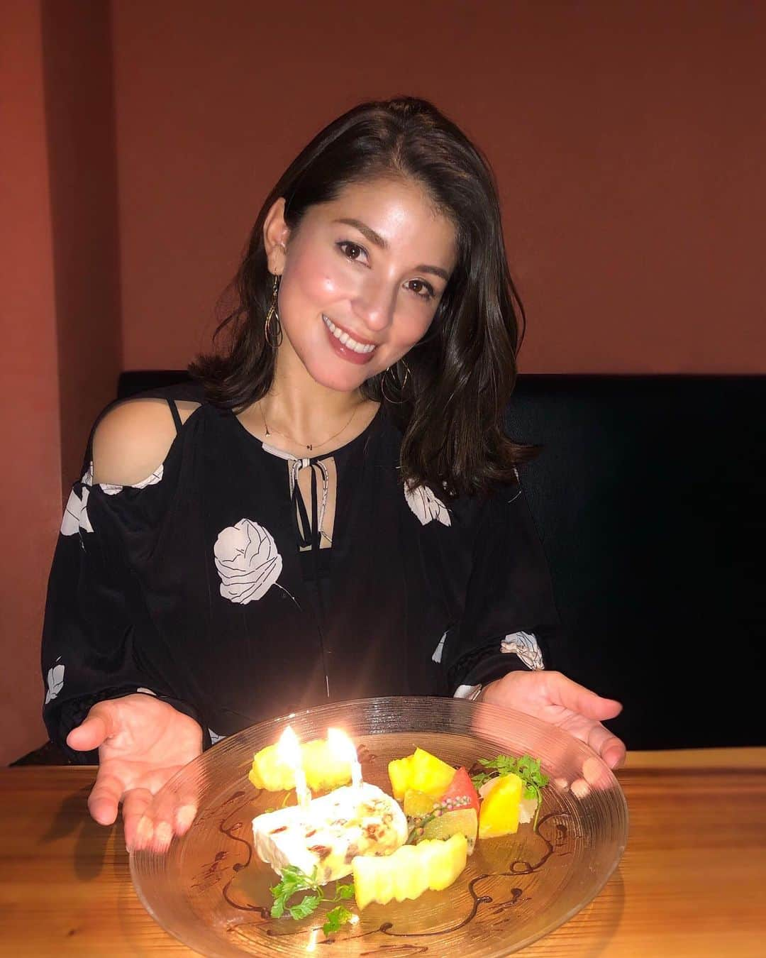 比嘉バービィさんのインスタグラム写真 - (比嘉バービィInstagram)「#July24th I'm another year older, wiser and happier😊hahaha . #7月24日 また一つ年を重ねました。 友達から「日本にいるかな？」と言う💌をもらい、思わず自分が海外に住んでいる感覚に陥りました(笑) . 私、日本にいます🙋‍♀️ . これからも年齢関係なく、若々しくエネルギッシュに、のびのびとやりたい事をやろうと思います。 . #誕生日メッセージ #ありがとう #7月生まれ #JLo と誕生日が一緒。」7月25日 18時40分 - barby724