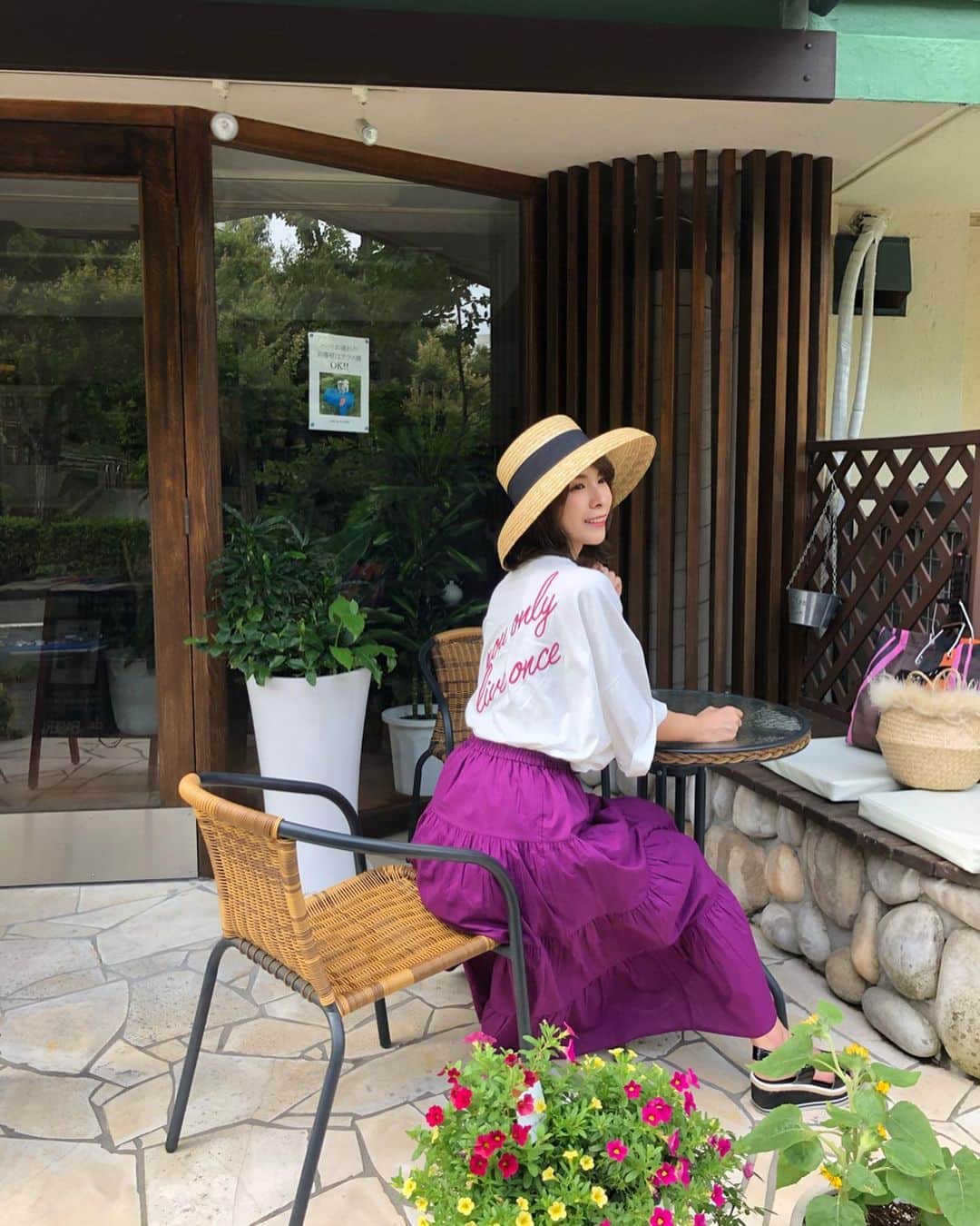 Yuika Matsuさんのインスタグラム写真 - (Yuika MatsuInstagram)「. . . 撮影にも 着てる  yolo Tshirt ❤︎❤︎ . .  スカートに イン するとこんな感じで ちょうど 刺繍 が綺麗に 見える位置に デザインしました ☺︎✨ . . . バックデザイン に刺繍 でこんなに 文字を入れてるTシャツがなかなか無いからよく 褒められるの ☺️ . . . . 某有名ブランドさんと 同じ工場で 生地から作っていただき 何年も着ていただける クオリティに仕上げました ♪ . . you only live once  一度きりの人生 . . 私が 何かに迷った時に  ふと思い出す 言葉です 。 . . . ※お申し込みフォームは ページのURLを プロフィールから飛べるようにしてます♡♡ . . . . . #Tシャツ #tshirt #ヴィンテージ  #オリジナルtシャツ #yuika_code👗」7月25日 18時42分 - yuika00802