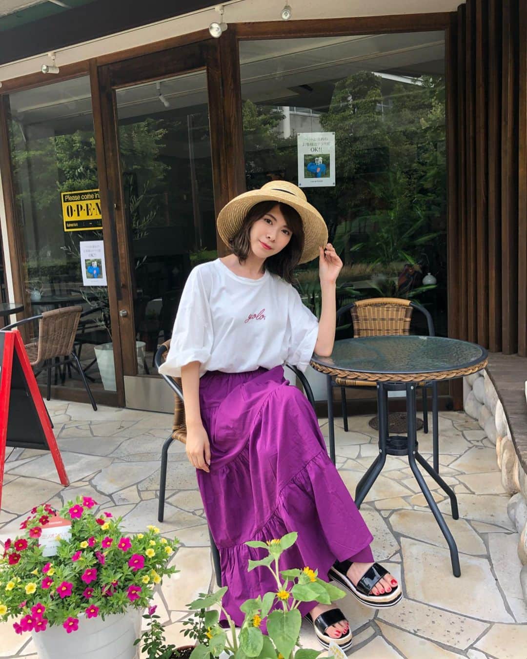 Yuika Matsuさんのインスタグラム写真 - (Yuika MatsuInstagram)「. . . 撮影にも 着てる  yolo Tshirt ❤︎❤︎ . .  スカートに イン するとこんな感じで ちょうど 刺繍 が綺麗に 見える位置に デザインしました ☺︎✨ . . . バックデザイン に刺繍 でこんなに 文字を入れてるTシャツがなかなか無いからよく 褒められるの ☺️ . . . . 某有名ブランドさんと 同じ工場で 生地から作っていただき 何年も着ていただける クオリティに仕上げました ♪ . . you only live once  一度きりの人生 . . 私が 何かに迷った時に  ふと思い出す 言葉です 。 . . . ※お申し込みフォームは ページのURLを プロフィールから飛べるようにしてます♡♡ . . . . . #Tシャツ #tshirt #ヴィンテージ  #オリジナルtシャツ #yuika_code👗」7月25日 18時42分 - yuika00802