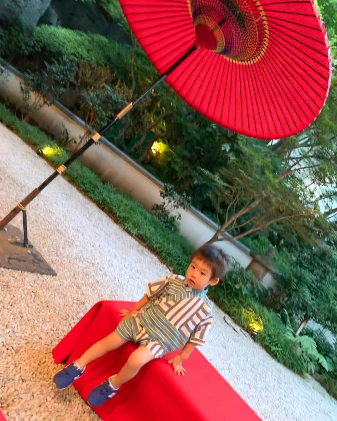 桜井未来さんのインスタグラム写真 - (桜井未来Instagram)「赤い傘に赤いベンチがあって、とっても良い雰囲気なのに...🍃 池が目の前にあるから、息子は水で遊びたくてぜーんぜんベンチに座ってくれないし、カメラの方も見てくれません😂🤣💦（笑） ・ ・ ・ #雅叙園 #雅叙園東京 #雅叙園で浴衣 #目黒雅叙園 #目黒雅叙園百段階段 #ホテル雅叙園東京 #浴衣 #和服 #yukata #ホテルディナー #ホテルランチ #ランチ #お出かけ #ママ #baby #ママ友募集 #赤ちゃんのいる生活 #都内ママ #ベビスタグラム #mamagirl #ベビフル #コドモダカラ #コドモノ #ママリ #親バカ部 #新米ママ東京部 #マタニティ #妊婦 #第二子妊娠中」7月25日 18時43分 - miki.sakurai0214