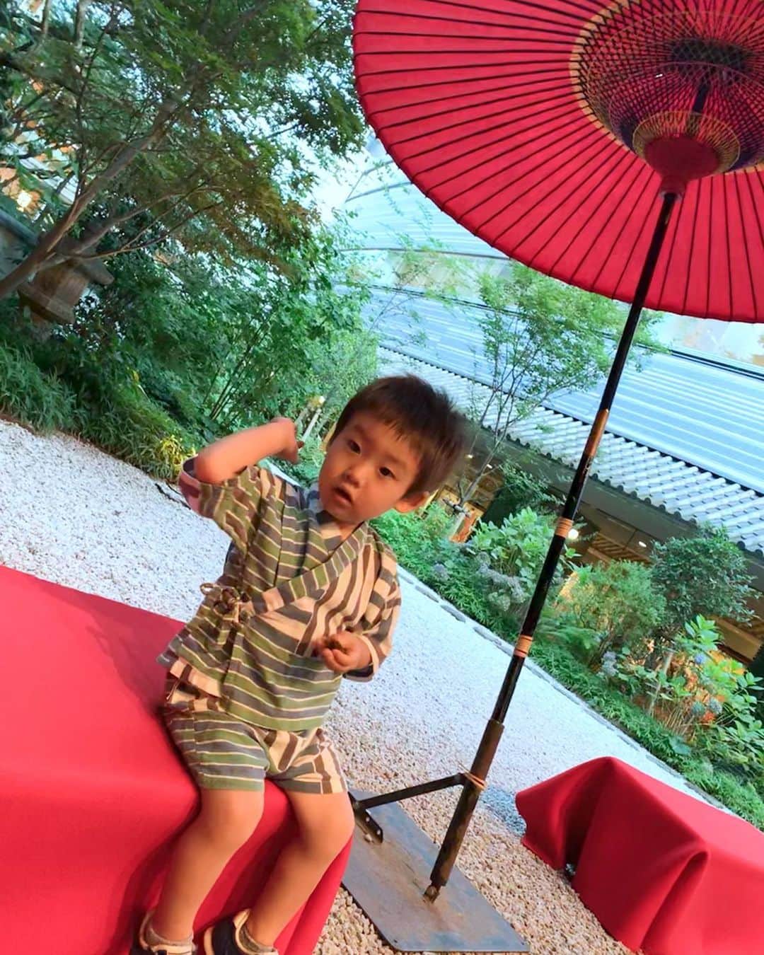 桜井未来さんのインスタグラム写真 - (桜井未来Instagram)「赤い傘に赤いベンチがあって、とっても良い雰囲気なのに...🍃 池が目の前にあるから、息子は水で遊びたくてぜーんぜんベンチに座ってくれないし、カメラの方も見てくれません😂🤣💦（笑） ・ ・ ・ #雅叙園 #雅叙園東京 #雅叙園で浴衣 #目黒雅叙園 #目黒雅叙園百段階段 #ホテル雅叙園東京 #浴衣 #和服 #yukata #ホテルディナー #ホテルランチ #ランチ #お出かけ #ママ #baby #ママ友募集 #赤ちゃんのいる生活 #都内ママ #ベビスタグラム #mamagirl #ベビフル #コドモダカラ #コドモノ #ママリ #親バカ部 #新米ママ東京部 #マタニティ #妊婦 #第二子妊娠中」7月25日 18時43分 - miki.sakurai0214