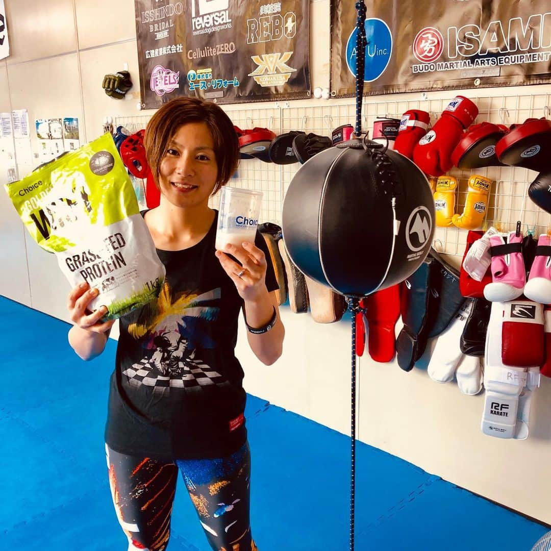 石岡沙織さんのインスタグラム写真 - (石岡沙織Instagram)「@choice.protein  #パンチングボール  道場生の方が設置してくださいました😊🙌カウンターの練習が出来ますが、ビヨンビヨン、苦手です🤔 練習後は、#チョイスプロテイン の、#ゴールデンホエイ 💪」7月25日 18時47分 - saori_ishioka_mma