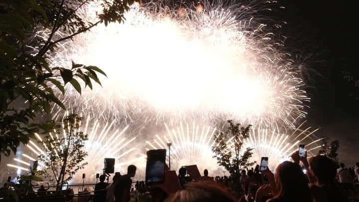 のインスタグラム：「Tokyo power is wow wow😍 @starisland_world was amazing! I and my bf @light_worker_boy saw many friends there♥️ Summer just started in Tokyo😍 週末 @starisland_world に行ってきたよ🎆本当に綺麗だった😳いなかった6年の間に日本の花火ってこんなにすごくなってるの！って終始すごさに感動🥺♥️しかも音楽も流れてめちゃくちゃ楽しかった😍みんなに会えてhappyな週末♥️ 今週末も楽しみにしていた週末♥️毎週楽しい！夏、最高😍 ２枚目の @sakinanba と私は完全にカップル🤣🌹 #starisland2019 #starisland #tokyo #japan #wow #amazing #fireworks #summer #happy #lucky」