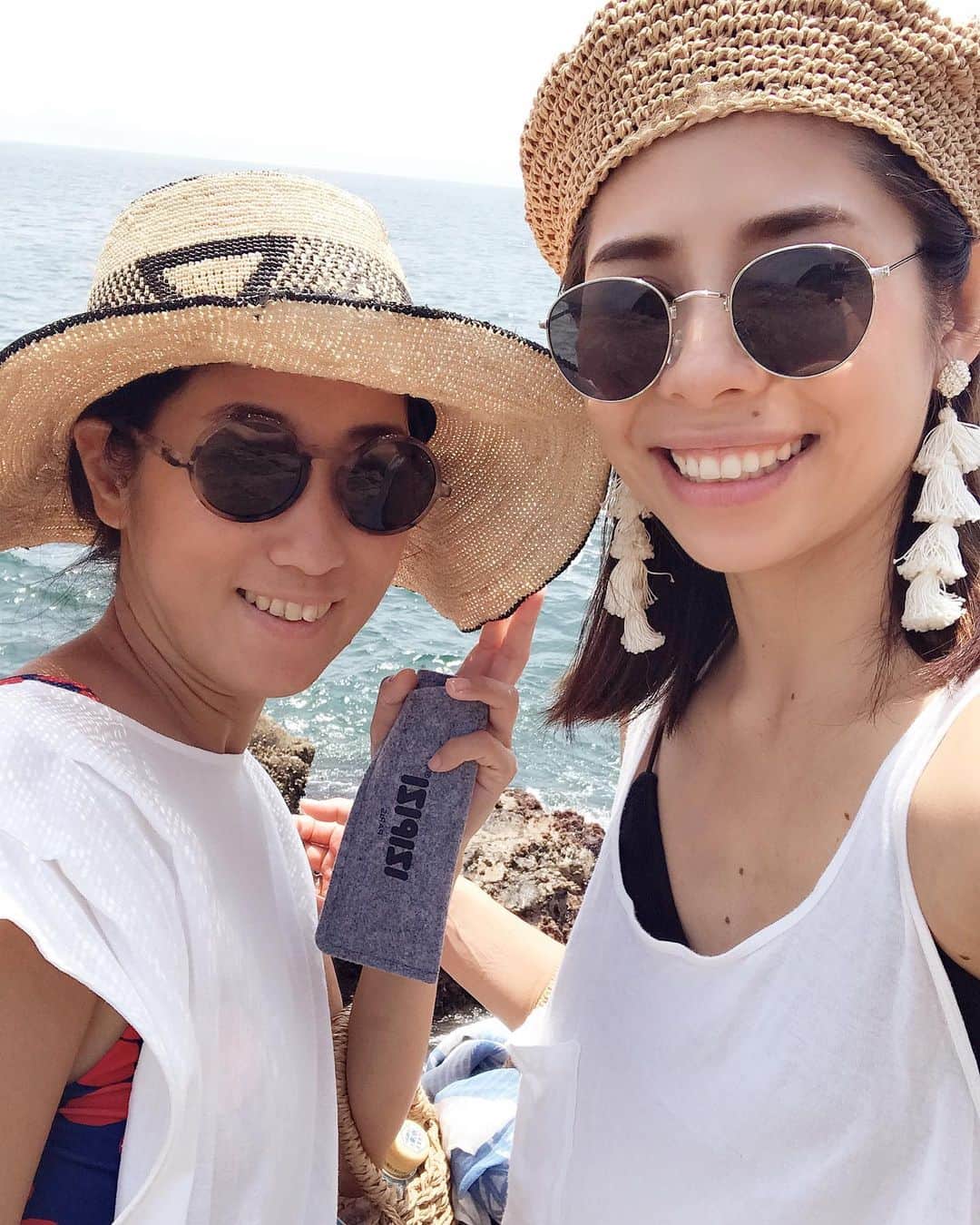 齋藤美波のインスタグラム：「🌻👒🍉 さっきupしたやつ 文章反映されなかったので もう一度👐🏽 ・ #夏始まりました ・ 梅雨明けピーカンというので 江の島ぷらり旅してきました👣💙 ・ お相手は 湘南引越してきて初めて出来た ママ友のんこ👩🏻♥️ 去年までは頻繁に会えてたのに お互い仕事やら、幼稚園事情やらで なかなかタイミングも合わず... やーっとこ会えた♥️😢 ・ 江の島てっぺんまで汗だくに なりながらも、ハーハー言いながらも ずーっと喋って（笑） 海一望出来るお店で海鮮Lunchして 海見ながらまったりお話して←また話 帰りは弁天丸🚤で本島へ🌞 #楽する30代主婦 #動け 笑 ・ その後可愛い可愛い妹 @anna8989n の働いてる海の家へ🏖 これまた海一望出来る席で 一杯お酒乾杯してにんにくがっつりの めちゃうま空芯菜食べて(汁まで飲んだw) 海とナンパしてる若造をおつまみに ガールズトーク🤣🙌🏽 #主婦に刺激を ・ あー最高って何回言った事か。 楽しい時間をありがとう😊 ・ また白ワンピに麦わら帽子で 船乗ろうね😆爆 ↑身内ネタ ・ ・」