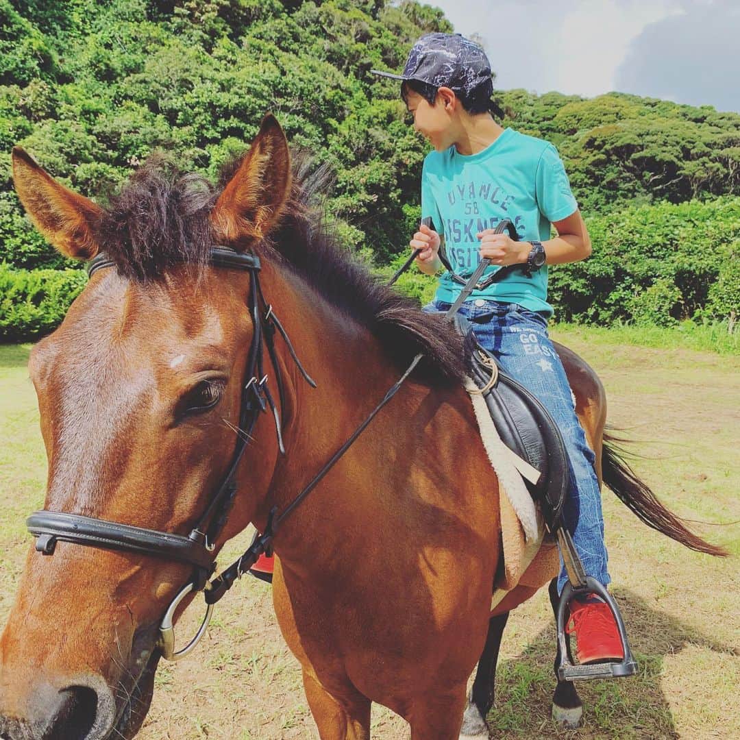 相川七瀬さんのインスタグラム写真 - (相川七瀬Instagram)「海と山を見ながら乗馬😊 大喜びの子供たち🎈 明日も早朝から乗馬予定です 夏休み満喫です😂  #夏休み #自然体験」7月25日 18時48分 - nanasecat