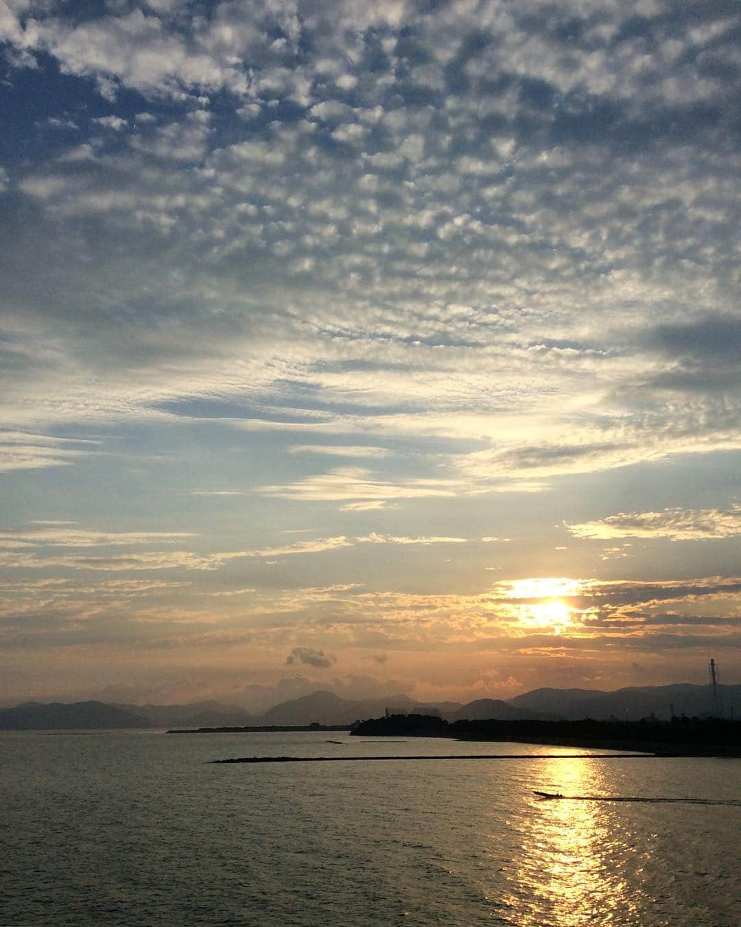 祥吉さんのインスタグラム写真 - (祥吉Instagram)「赤穂御崎18時30分の空 近畿地方も昨日 梅雨明け宣言され 今日は宣言通りのお天気でした #播州赤穂#赤穂御崎#赤穂温泉#赤穂温泉祥吉#潮彩きらら祥吉 #祥吉#旅館#兵庫県#瀬戸内海#海#空#夏空#夕暮れ#夕暮れ時#sunset #雲#雲の芸術#cloud #鱗雲#梅雨明け」7月25日 18時56分 - akoshokichi