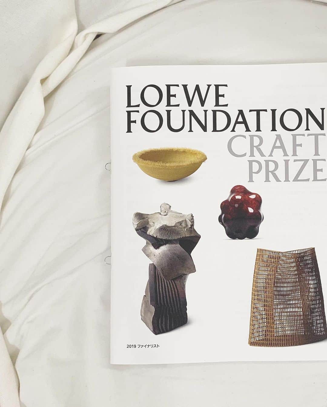 大田由香梨さんのインスタグラム写真 - (大田由香梨Instagram)「ステキなブランドとは？ 「Fashionとは」長い間、このお仕事に携わっていますが、特に最近考える機会が多い気がします。モノや情報が溢れている今だからこそ、何か大きな川の流れが変わっていくタイミングなのかもしれません。  先日、Loeweが開催する「Craft Prize」の展示を見に行ってきました。作品から発せられる、質量や波動、エネルギー、製作者の想い、情報が濃縮された作品達を見た後。感じたことは。  この様な展示は、デジタルのアルゴリズムを介して流れてくる情報とは全く違う 、幸福度の高いモノを感じられます。  Fashionとは本来そういうものだなーと♡ 作り手の想いを店員から聞き、空間、香り、音を楽しみ、そこから得た情報の詰まった服を纏う事によって、何か昨日とは違う自分になれる気がするのです。  自分を成長させてくれるブランド。  そう思えた時、ブランドのファンになるのだと思います。  全てがデジタルでもつまらないし。 全てが無機質でもつまらない。 豊かに暮らす意味を今のFashionは問いかけている様に思います。  皆さんは最近お店にお買い物に行きますか？  どこか素敵なお店があったら教えて欲しいです ♡  #Loewe #CraftPrize #fashion #craftmanship #energy #media #frequency #love #lifeisbeautiful」7月25日 18時56分 - otayukari