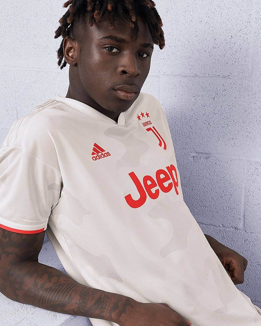 adidas Italiaさんのインスタグラム写真 - (adidas ItaliaInstagram)「Non accontentarti della norma. Nuovo kit Away @juventus 2019/20, disponibile in esclusiva su adidas.it e negli store ufficiali.  #DareToCreate」7月25日 18時58分 - adidasita