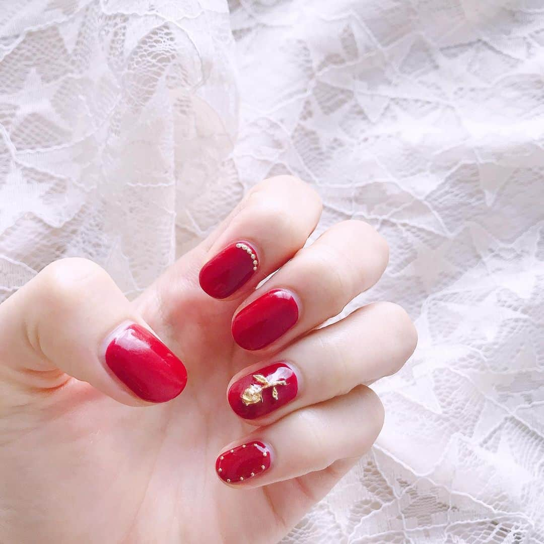 ハナエさんのインスタグラム写真 - (ハナエInstagram)「お爪みて ﻿ ﻿ ﻿ ﻿ #nail #nailsofinstagram #nailart #jelnail #nailstagram #nailsalon #ネイル #ネイルサロン #ジェルネイル #ジェルネイルデザイン #ネイルデザイン #赤ネイル #ゴールドネイル #ボルドーネイル #ガーリーネイル #ボルドーネイル #爪 #美甲」7月25日 18時58分 - hanae_0227