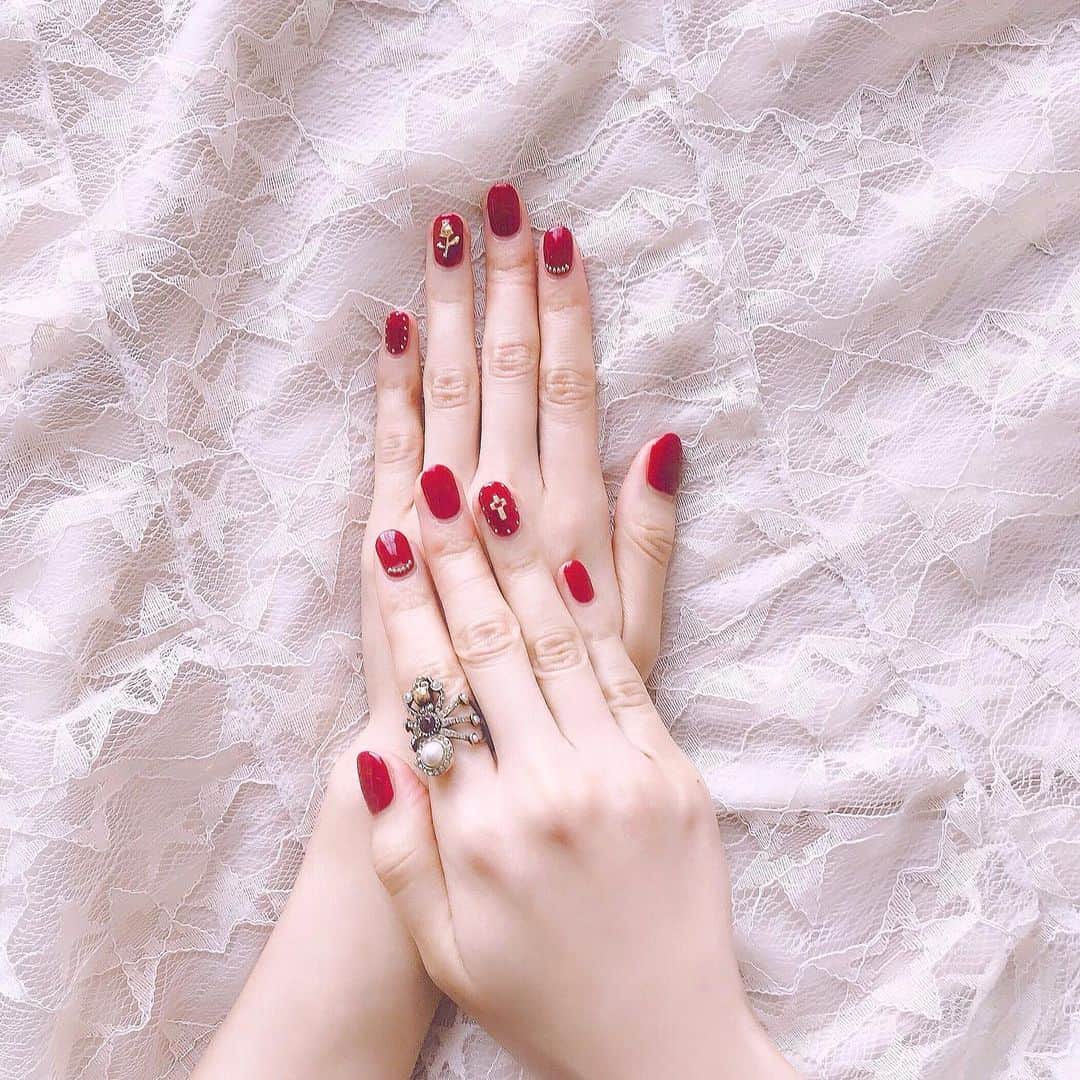 のインスタグラム：「お爪みて ﻿ ﻿ ﻿ ﻿ #nail #nailsofinstagram #nailart #jelnail #nailstagram #nailsalon #ネイル #ネイルサロン #ジェルネイル #ジェルネイルデザイン #ネイルデザイン #赤ネイル #ゴールドネイル #ボルドーネイル #ガーリーネイル #ボルドーネイル #爪 #美甲」