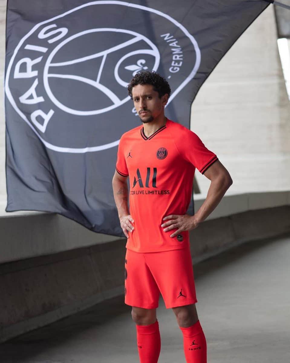 マルコス・アオアス・コレアのインスタグラム：「Prêt a tout donner sur le terrain. 💪🏻 💥 #psg #jumpman #icicestparis」