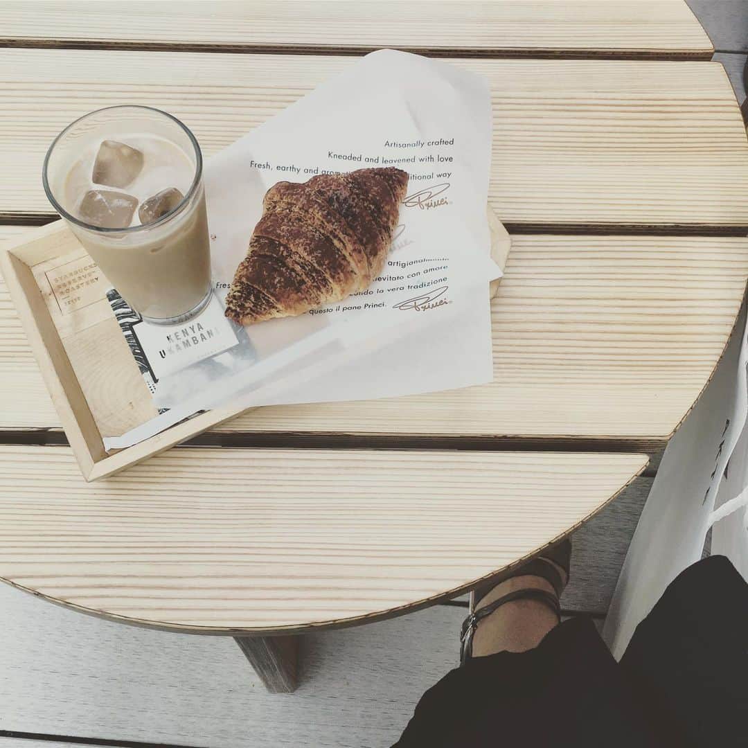 福長優のインスタグラム：「♡ ...🥐🥤.... #starbucks」