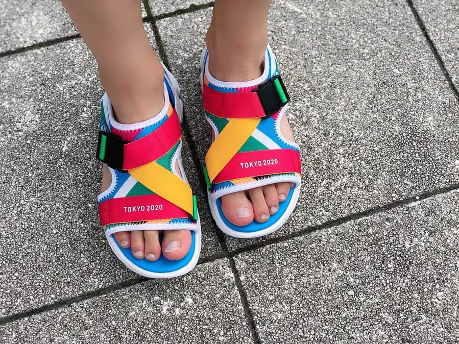 のインスタグラム：「. 【SWIPE→】 #アシックス ×#東京オリンピック コラボ#GELQUANTUM #サンダル 、かわいい..最高.. ちなみに#ゲルクォンタム のサンダル、これで3足目です。一途すぎ。笑 . #asics #asicstiger  #asicsgelquantum  #tokyo2020 #olympic  #limitededition #ランニング #ランニング女子 #ランニングアドバイザー」