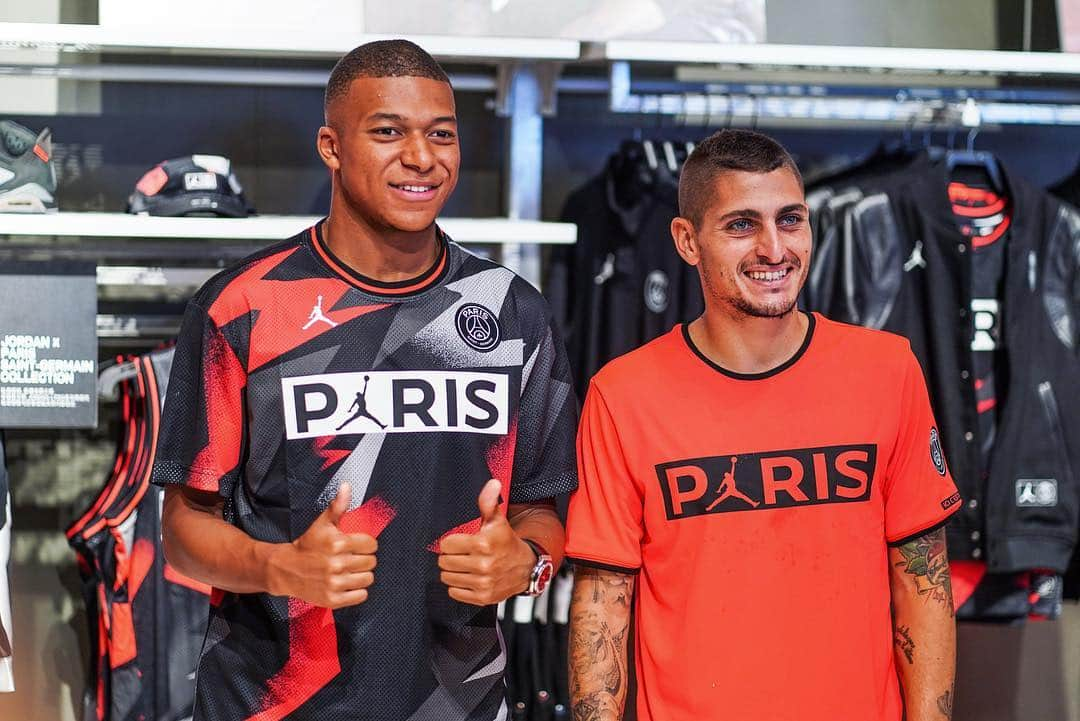 パリ・サンジェルマンFCさんのインスタグラム写真 - (パリ・サンジェルマンFCInstagram)「🆕⚽️🏀 .  When @k.mbappe and @marco_verratti92 present our new #PSGxJordan away jersey 🔥 Quand #KylianMbappe et #MarcoVerratti présentent le nouveau maillot extérieur #PSGxJordan 🔥 . #ChinaSummerTour2019 🇨🇳 .  #ICICESTPARIS #AllezParis #Paris #PSG #MbappexPSG #VerrattixPSG #Football #Jumpman #Bromance」7月25日 19時05分 - psg