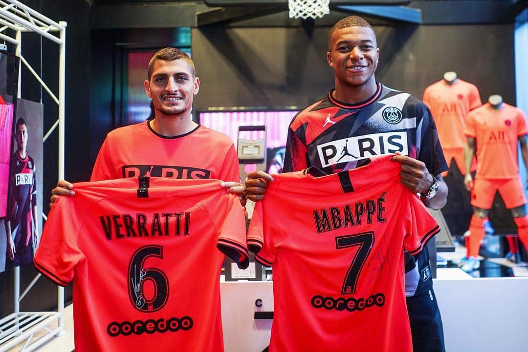 パリ・サンジェルマンFCさんのインスタグラム写真 - (パリ・サンジェルマンFCInstagram)「🆕⚽️🏀 .  When @k.mbappe and @marco_verratti92 present our new #PSGxJordan away jersey 🔥 Quand #KylianMbappe et #MarcoVerratti présentent le nouveau maillot extérieur #PSGxJordan 🔥 . #ChinaSummerTour2019 🇨🇳 .  #ICICESTPARIS #AllezParis #Paris #PSG #MbappexPSG #VerrattixPSG #Football #Jumpman #Bromance」7月25日 19時05分 - psg