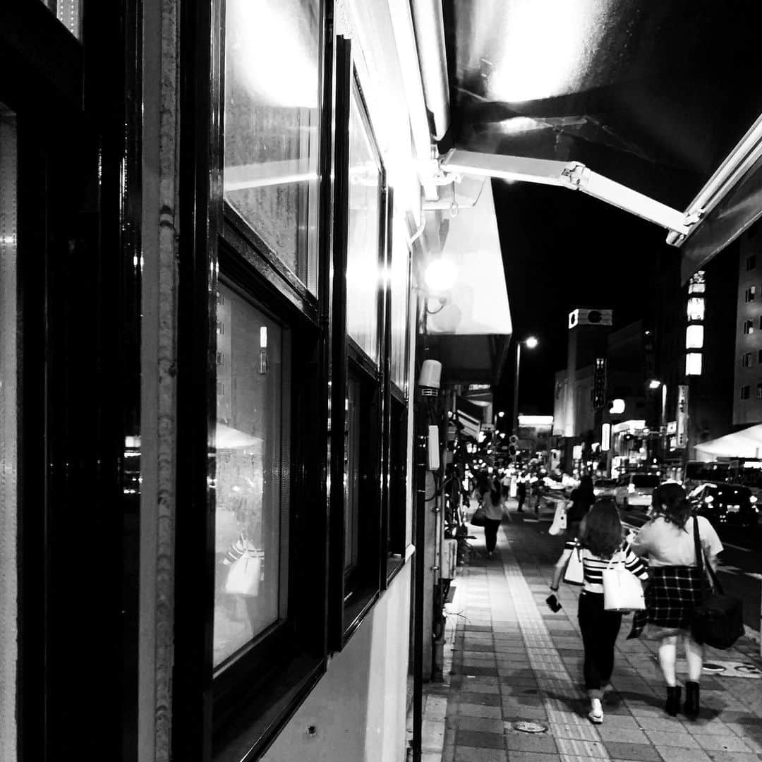 naotakeのインスタグラム：「週末 - Freedom / iPhone XR + Snapseed, 20190726 . . あと１日。がんばろう。 . . #royalsnappingartists #infamous_family #rsa_main #infinity_photo_cult #2_fineart #jp_gallery #jp_gallery_bnw #trb_bnw #wp_bnw  #bnw_life #bnwlife_member #bnw_life_shots #bnw_captures #world_bnw #top_bnw #team_jp_ #team_jp_モノクロ #ig_energy_bw #ig_nihon #streetphotographybnw #igersjp #blackandwhite #bnw #bnwphoto #monochrome #bw #bnwphotography #ShotOniPhone #shotoniphoneXR」