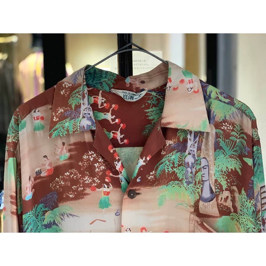 dracaenaさんのインスタグラム写真 - (dracaenaInstagram)「. 【recommend item】 "Vintage Aloha shirt"  50’s〜 の古いアロハシャツ。  S/S) 人気のパイナップル柄半袖アロハシャツ。 古着特有の深いネイビーボディーに色鮮やかな柄が映えます。  L/S) 長袖アロハシャツ！ お探しの方も多いのではないでしょうか？ 派手な色味も多いアロハシャツの中では珍しいブラウンベースの落ち着いた色味になります。  今や夏の定番になったアロハシャツだからこそ、他人と被らない、こだわりを持って選んでみてはいかがでしょうか？ . . #dracaena_kichijoji#古着屋ドラセナ#ドラセナ#古着#vintage#used#fashion#vintagefashion#vintageclothing#vintageshirt #alohashirt」7月25日 19時07分 - dracaena_kichijoji