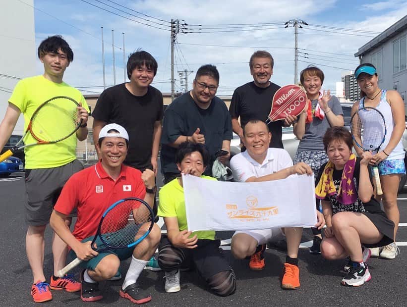 のインスタグラム：「#時差投稿 テニスの楽しさを教えてくれる方々🎾 . . #テニスって楽しい #ニセ織圭 さん #似てる #千原せいじ さん #spout #spoutfitness #spoutwomen #supyoga #spoutフレンズ #tennis #tennisplayer #fitness #training #athlete #sports #テニス #テニス女子 #プロテニスプレイヤー #アスリート #アスリート女子 #スポーツ #スポーツ女子#トレーニング #フィットネス #トレーニング女子 #フィットネス女子 #liprond #phiten #winningshot」