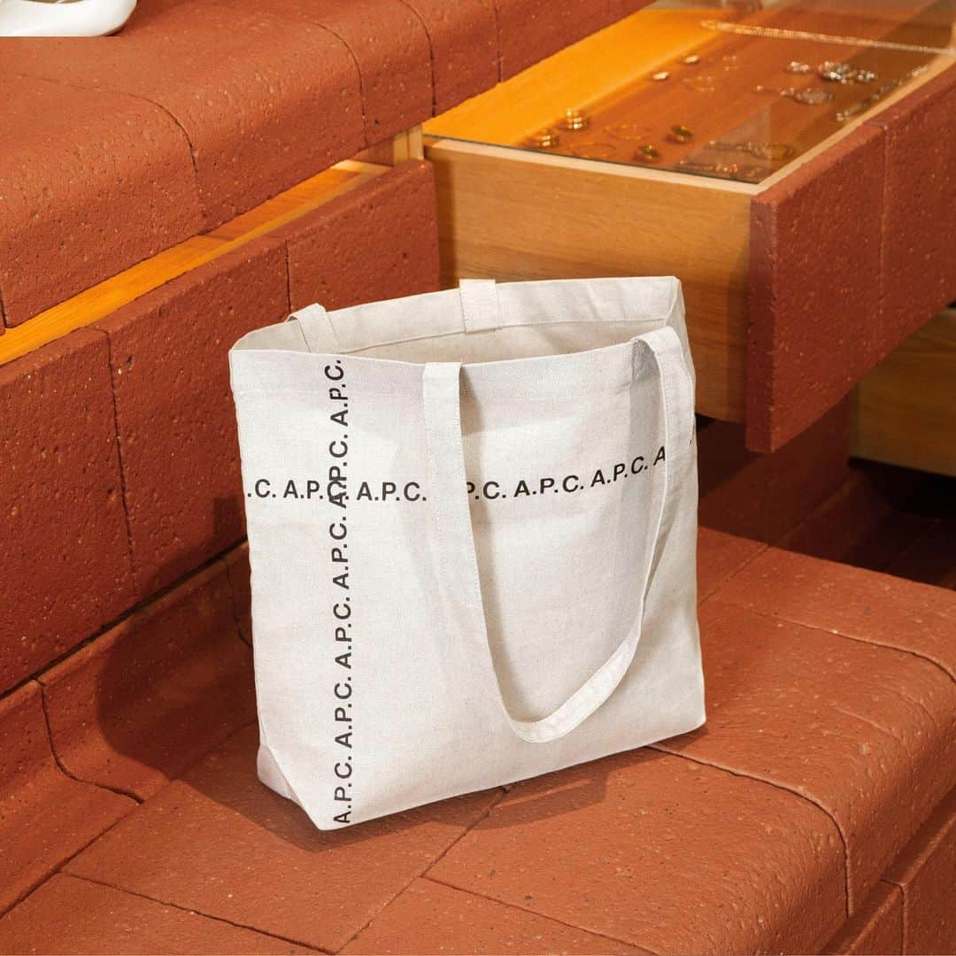 アーペーセーさんのインスタグラム写真 - (アーペーセーInstagram)「From today and until supplies last, get a free A.P.C. tote bag with any purchase of 250€ or more.  Available at apc.fr and in selected stores.  #APC #Accessories #fw19」7月25日 19時20分 - apc_paris