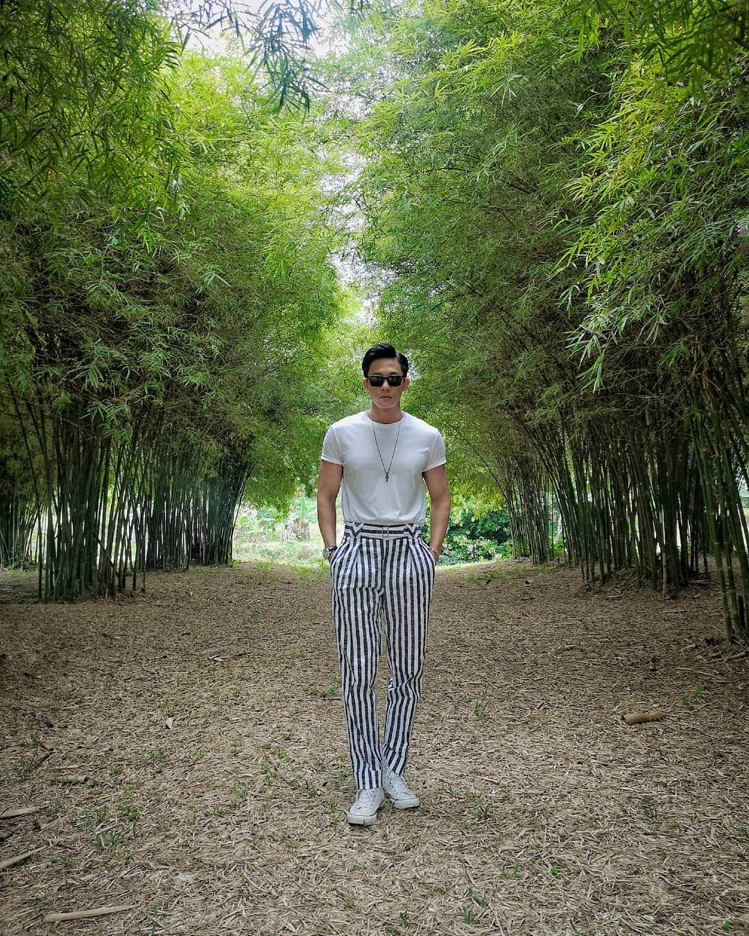 デスモンド・タンのインスタグラム：「Find your inner peace. 从心中找天下。  P.S. Thank you @commonsuits for the outfit! Love the pants!  #malacca #malaysia #dreamcruises」