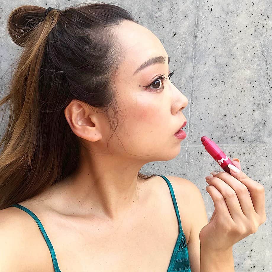 石田美奈子のインスタグラム：「𝕄𝕒𝕜𝕖 𝕦𝕡. . #韓国コスメ の詰め合わせ、#qoo10 の#ビューティーボックス に入っていた#コスメ達で#メイク ☺︎ 韓国コスメってほんとに可愛いし優秀！🧡 しかも、8000円相当の韓国コスメが今4個セットで3000円(⑅ˊᵕˋ⑅) 500個数量限定セット。コスパがいい👏 . 今回のボックスに入っていたコスメをレポ📝 ⚫︎リップクレヨンマット 1本で4色入りの、ロケット鉛筆みたいなリップ♡マットな仕上がり。 ⚫︎アイムマルチキューブ アイシャドウとチークがセットに。個性的なカラーがおしゃれですごく好み！ ⚫︎アイムコンシーラー しっとりと伸びのいいコンシーラー。カバー力も◎ ⚫︎アイムスティックシャドウシマー 柔らかいスティックタイプのアイシャドウ。涙袋に塗るとキラキラ！#オルチャンメイク 完成♡ . コスメ4点に、すみすみポーチがセットになっていました☺︎ 大きめでたくさん入るし、濡れても大丈夫なので海や温泉でも使える♪ . 💆🏻‍♀️ → #minako_beauty . #アラサー美容 #夏スペシャルセット #可愛い #すみすみ #アイムミミ #ビューティーボックスポーチ #日本未発売 #韓国コスメ大好き #qoo10購入品 #PR #beauty #cosmetics #makeup」