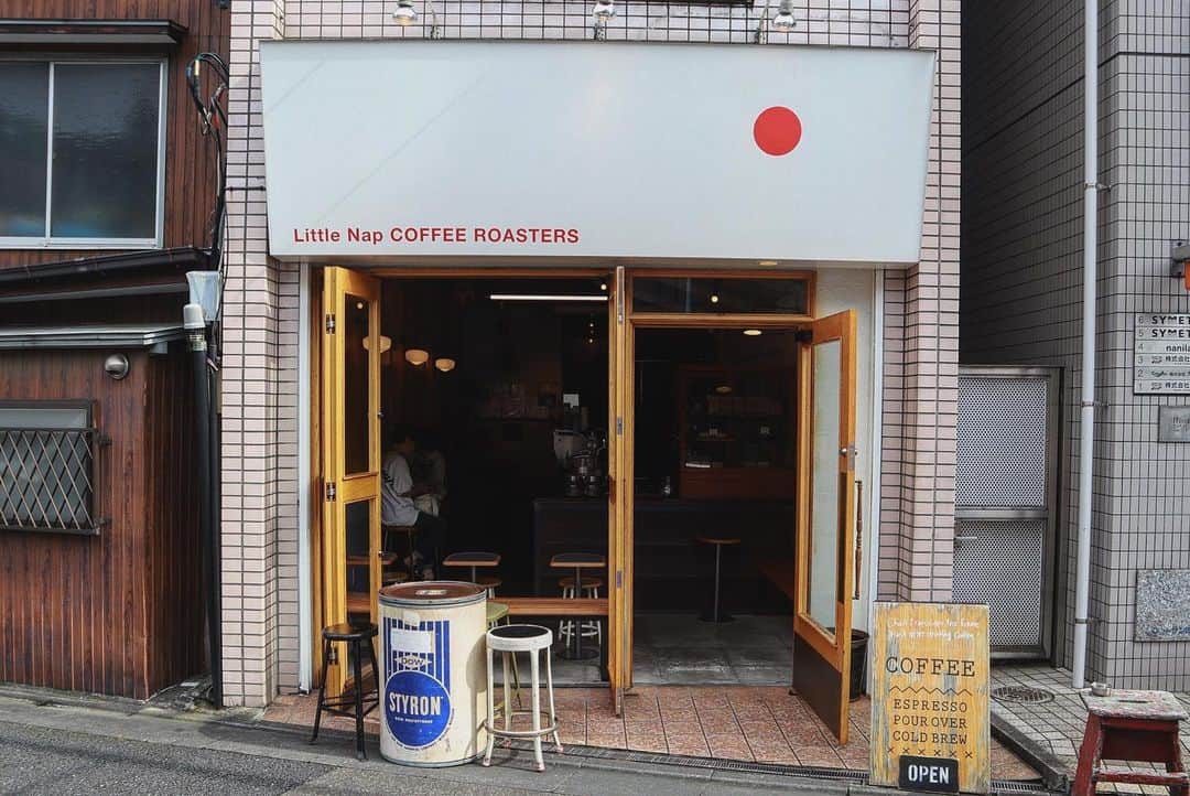 石井輝明さんのインスタグラム写真 - (石井輝明Instagram)「代々木八幡。 昨日、トークダンテにご来場いただいた皆様、ありがとうございました。 トークライブに毎月たくさんの方が来てくれるなんて5年目くらいの時は思いもしなかったなぁ。  #littlenapcoffeeroasters #cafe #coffee #カフェ #東京カフェ #代々木八幡カフェ #カフェ芸人 #暑すぎる #夏きてますね #バーベキューとかしたいなぁ #海とか行きたいなぁ #何も叶わんねやろうなぁ #毎年のことだもんなぁ #諦めるかぁ #いや諦めるのはまだ早いかぁ #いや諦めるかぁ」7月25日 19時28分 - comandanteishii