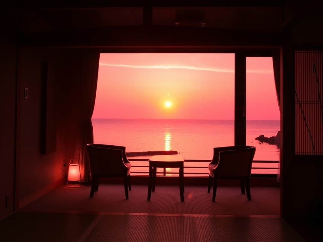 Relux | リラックスさんのインスタグラム写真 - (Relux | リラックスInstagram)「日本の夕日100選に選ばれた夕日ヶ浦温泉。真っ赤な夕日を眺めながら、大切な人と語らうのも幸せなひとときです。 📍夕日ヶ浦温泉 静花扇 . . . 宿の詳細はプロフィールから▶ @relux_jp . 姉妹アカウントオープン💓 気になるテーマをフォローしてくださいね。 @relux_hotel @relux_ryokan @relux_trip @relux_resort @relux_design . . . #夕日ヶ浦温泉静花扇#京都#kyoto#温泉#onsen#旅館#国内旅行 #旅したくなるフォト #旅の記録 #大人の休日 #風景写真 #おでかけ #大人旅 #旅スタグラム #旅が好き #旅フォト #ダレカニミセタイケシキ #旅行好き#美しい日本 #unknownjapan #japantravel #ig_japan #instatravelgram #instatravelling #japanesehotels #traveljapan #japantravelphoto」7月25日 19時30分 - relux_jp