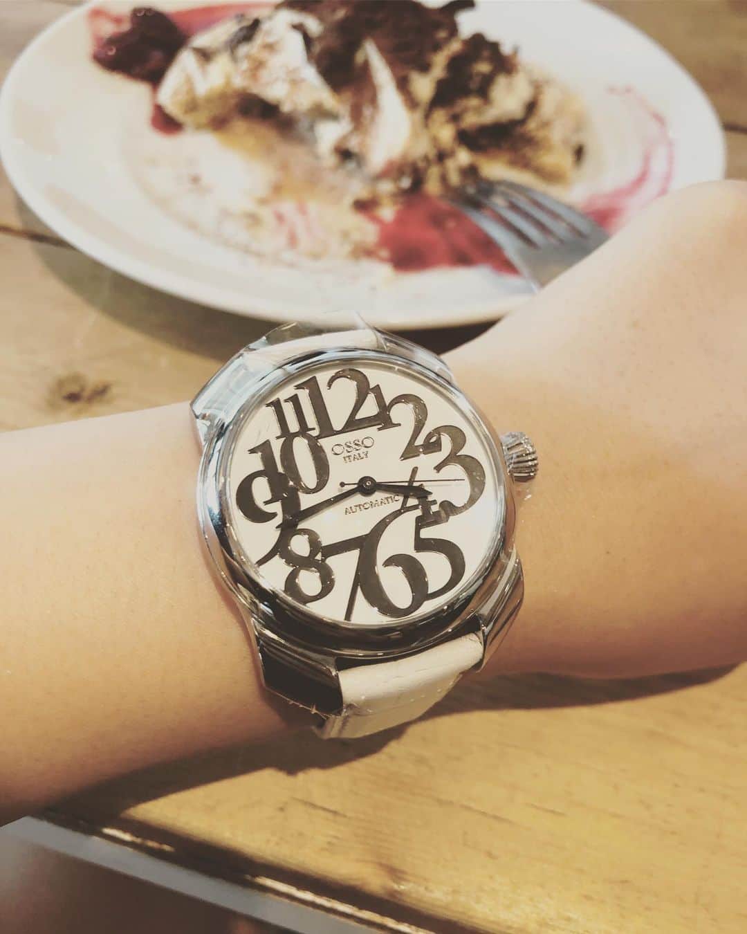 岩渕麗楽さんのインスタグラム写真 - (岩渕麗楽Instagram)「腕時計デビューしました🌟 めっちゃ可愛いのをありがとうございます😊🙏 大事に使います！  #osso #ossoitaly @osso_italy #腕時計」7月25日 19時35分 - leila_iwabuchi