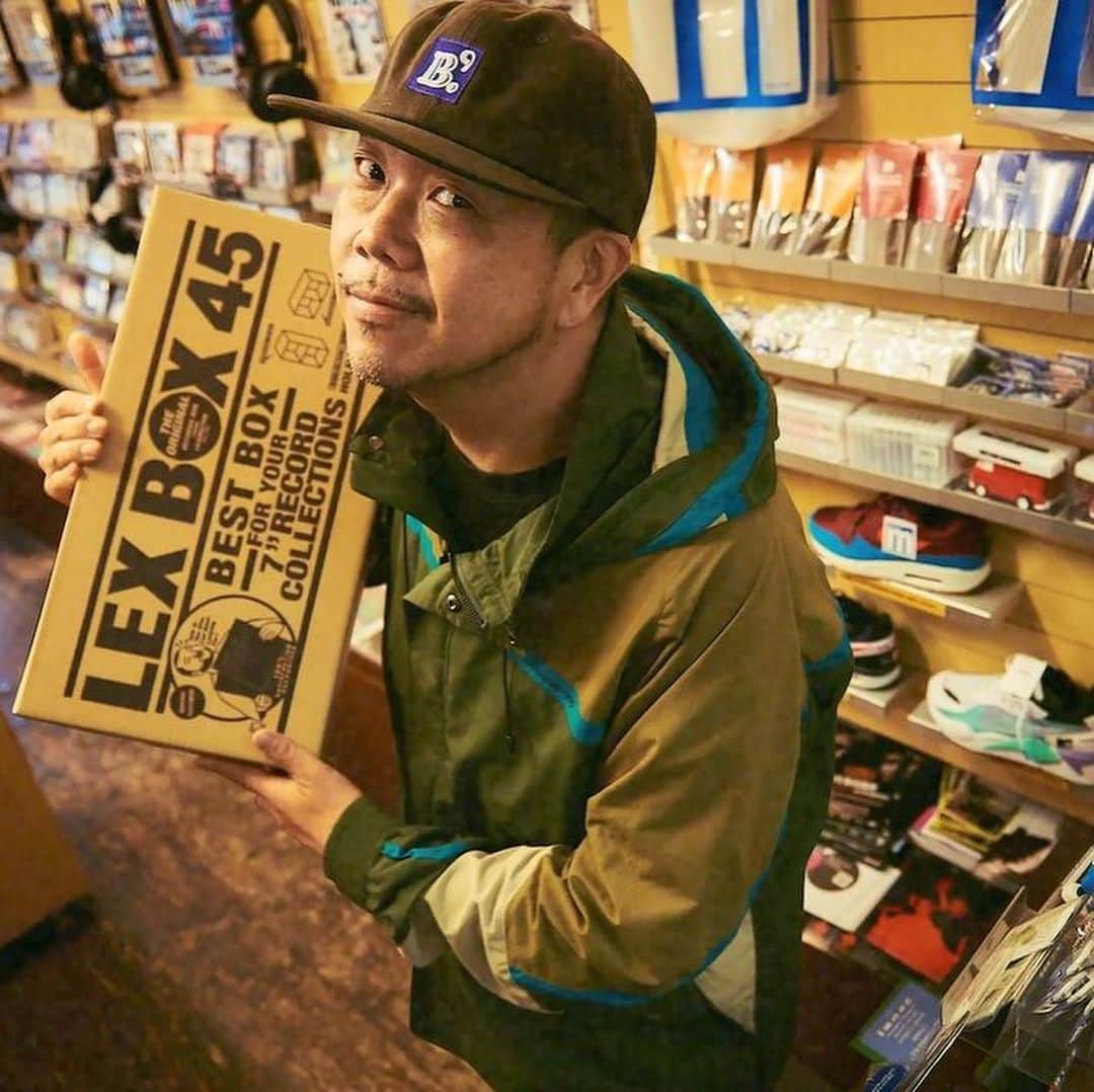 MUROさんのインスタグラム写真 - (MUROInstagram)「12インチ、LP専用の"レコード棚の決定版"LEXBOXに、ありそうで無かった7INCHサイズ"LEX BOX 45"が販売されることになった。 90年代のDJブーム期より陰ながらDJシーンを支えてきた、このレコード棚は渋谷宇田川町のアナログ・ショップ、マンハッタンレコードを運営する会社であるレキシントンのオリジナル商品として20年近く数多くのDJやレコードコレクターに愛用されてきている定番商品だが、今回新たに登場となった"LEX BOX 45"は世界的なレコードコレクターとして知られ数多くの7インチを所有するMURO氏の監修の元、発売にいたっており昨今の7インチブームの中、今後のDJやコレクターの定番アイテムとなることは間違いない。  さらに、今回、ダンボールパッケージデザインを使用したTシャツとトートバッグも同時に展開される。今回はLEXBOXを購入されたことある方なら記憶にかもしれない"LEX BOXの箱の人"が大胆にプリントされており、こちらも"ありそうでなかった一品"となっている。  なお従来の12インチ/LP版LEXBOXはリニューアルされることになり強度がアップしつつサイズは同じという使い勝手の良い使用となっている。  そんなDJ/レコードコレクターの必需品の一つLEXBOXの新商品 / リニューアルを記念してマンハッタンレコードではMURO氏にインタビューを行い、LEXBOX発売当時や昨今のレコードシーンの話等、興味深い話を伺う事が出来た。こちらも是非ご覧いただきたい。 『LEXBOX ４５ -Trailer-』 https://www.youtube.com/watch?v=RIWxYUtIlt4 ※2019年7月2５日(木) 18:00-公開予定  MURO氏 LEXBOX ４５ interview http://blog.mmagg.com/2019/07/lex-box45-muro.html ※2019年7月2５日(木) 18:00-アップ予定 【Info】 LINK: ・予約ページ： http://manhattanrecords.jp/Form/Product/ProductList.aspx?shop=0&cat=&pgi=&cicon=&dosp=&dpcnt=16&img=1&max=&min=&sort=10&swrd=LEXBOX45&udns=2&fpfl=0&col=&pno=1 ※2019年7月2５日(木) 18:00-開始 ・LEX BOX 45 WHITE / BLACK　￥3,456(税込) ・LEX BOX TEE / WHITE (SIZE:M / L / XL ) ￥3,780(税込) ・LEX BOX TOTE BAG　￥4,320(税込) 発売日：2019.8.17（SAT）発売 ・特集ページ： http://blog.mmagg.com/2019/07/lex-box-45.html @manhattan_records #lexbox #lexbox45 #アパッチ #ムド」7月25日 19時36分 - dj_muro