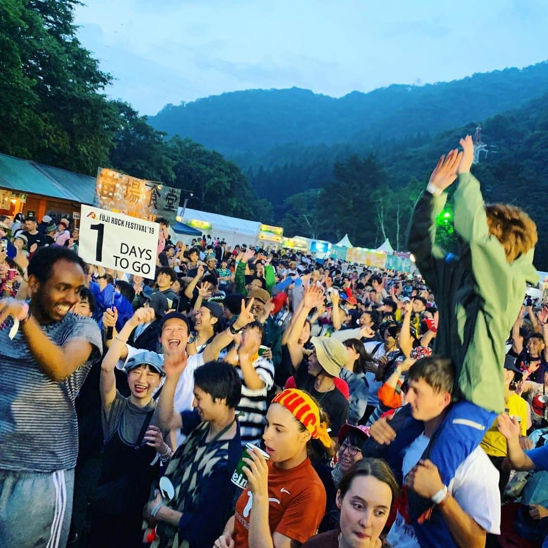 フジロック・フェスティバルさんのインスタグラム写真 - (フジロック・フェスティバルInstagram)「🔥1 DAYS TO GO🔥 Pre-party just started!  前夜祭スタート！ 盆踊りで気持ちも高まってきました・・・！ このあと花火！そして、RED MARQUEEでスペシャルライブが始まります🎆 #fujirock #fujirockfestival #フジロック #苗場通信」7月25日 19時47分 - fujirock_jp
