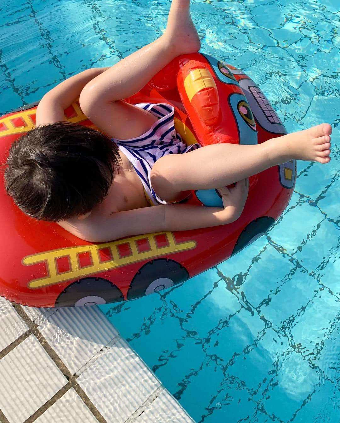 金子麻貴さんのインスタグラム写真 - (金子麻貴Instagram)「我が家の弾丸夏休み。 近場で一泊だけ。ちょうどお天気にも恵まれて山と海とプールでリフレッシュ✨ シラスのパスタに鯵のフィッシュアンドチップス🐟  帰りは駅前のお店で海鮮丼❤️ やっぱりお魚新鮮で美味しかった✨ . .  @barnyardstorm × @tesoro___baby のミニウォレットバッグは貴重品とスマホとリップだけ入れてお散歩行くときや朝食に行く時のサブバッグとして大活躍❤️ . .  #travel#hiltonodawara#resort#spa#estellak#barnyardstorm#polo#petitbateau#親子コーデ#ワンピース#リゾートワンピ#ヒルトン小田原リゾートアンドスパ」7月25日 19時45分 - mtmmaki