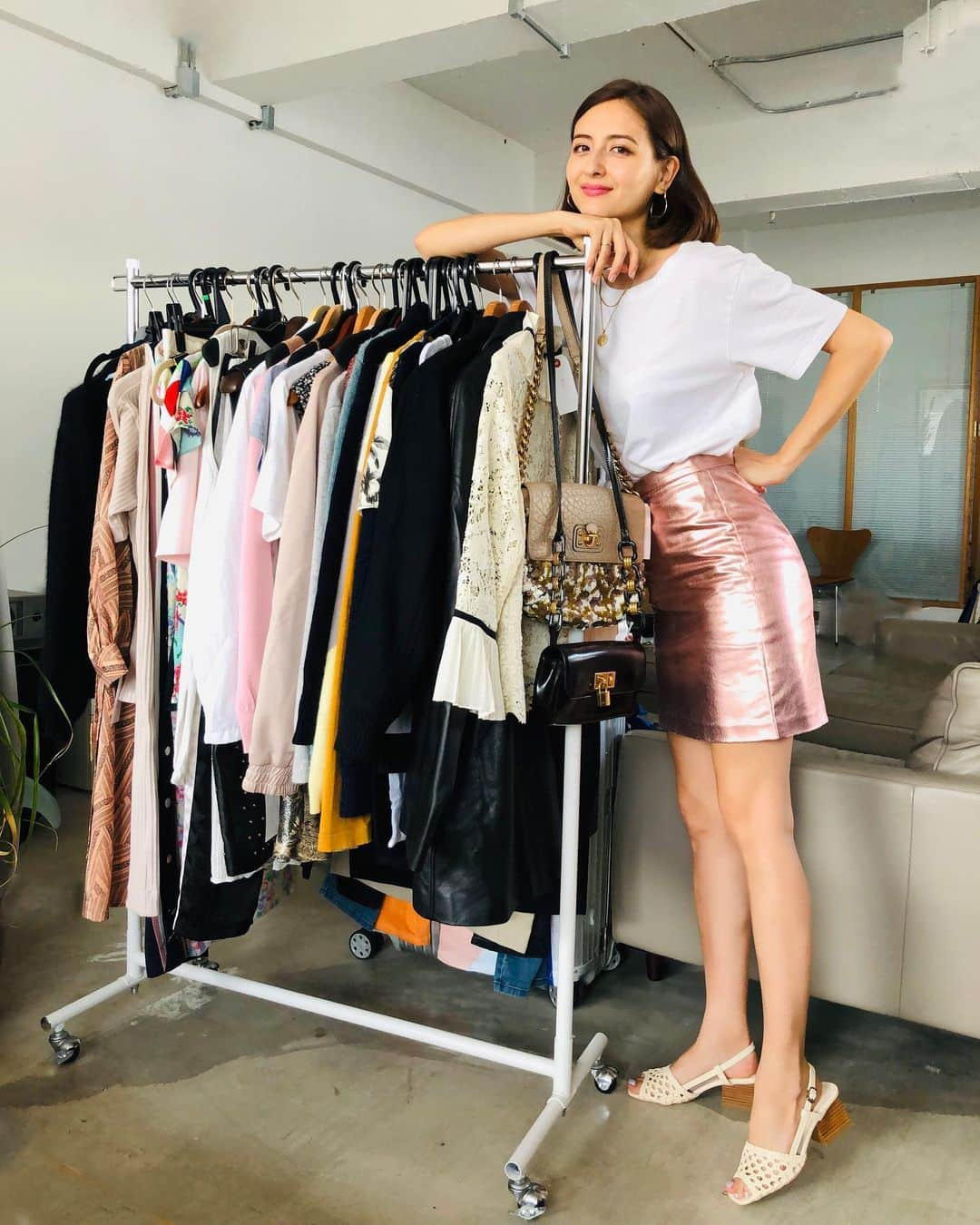 エリーローズさんのインスタグラム写真 - (エリーローズInstagram)「フリマに洋服出品しまーす👚🧥👗👜👡 今回は出品のみです！ 前回はすごい列で中に入れるまでの待ち時間が長い方もいたとおもうのでお早めに。 あ そ び に き て ね 🧤 . - FLEA MARKET - 7月24日(土)に、外苑前にあるCafe 「Organic Table By Lapaz」の８Ｆ【Creme De La Creme Studio】にてFlea Marketを開催します。  スタイリスト、モデル、デザイナー、ヘアメイクアップアーティストetc.. ファッション業界関係者の私物、洋服、小物など、すぐに使える夏物から秋冬物まで多数出品いたします！ （主にレディース） 是非遊びに来てください！！ . 《日時》 7月27日(土) 12:00〜18:00 ※17:30入場〆切 . 《場所》 CREME DE LA CREME STUDIO  渋谷区神宮前3-38-11 ニューロイヤルマンション8F (銀座線「外苑前駅」徒歩5分) . 《注意事項》 ・お支払いは現金のみとなります。クレジットカードはご利用いただけません。 ・返品交換は一切受け付けておりませんのでご了承ください。 ・ショッパーのご用意はありませんので、エコバッグ等のご用意を各自お願いいたします。 ・会場内での紛失盗難等は一切責任を負い兼ねます。」7月25日 19時39分 - ellirose