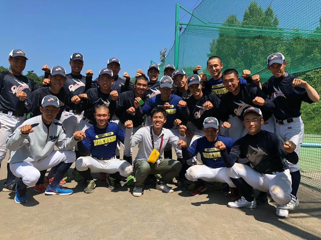 五十幡裕介さんのインスタグラム写真 - (五十幡裕介Instagram)「高校野球南北海道大会を連覇、 2年連続の甲子園出場を決めた小樽の北照。 試合終了の時には、円山球場のマウンドで、 北照の選手たちが歓喜の輪を作りました。 その輪は、スタンドにも。 準決勝、決勝には、南大会を優勝甲子園で戦った 去年の北照のOBたちが詰め掛けました。 前キャプテンの三浦響さんは、 「後輩たちの姿を見て感動しました」と、 本当に嬉しそうな表情で話をしてくれました。 去年達成できなかった、夏の甲子園での1勝。 今年こそ勝利を挙げ、 北照の新たな歴史が作られるのを楽しみにしています。  #高校野球 #甲子園 #101回大会 #南北海道大会 #北照 #去年の優勝メンバー #久しぶり に #再会 #嬉しい #写真 も #函館工業 #函大柏稜#東海大札幌 #鵡川 #国際情報 #札幌平岡 #札幌龍谷 #北海 #大谷室蘭 #札幌創成 #知内 #札幌第一 #北星学園大学附属 #駒大苫小牧 #札幌大谷 #栄冠は君に輝く #バーチャル高校野球 #HTB #アナウンサー #五十幡裕介」7月25日 19時42分 - htb_isohatayusuke