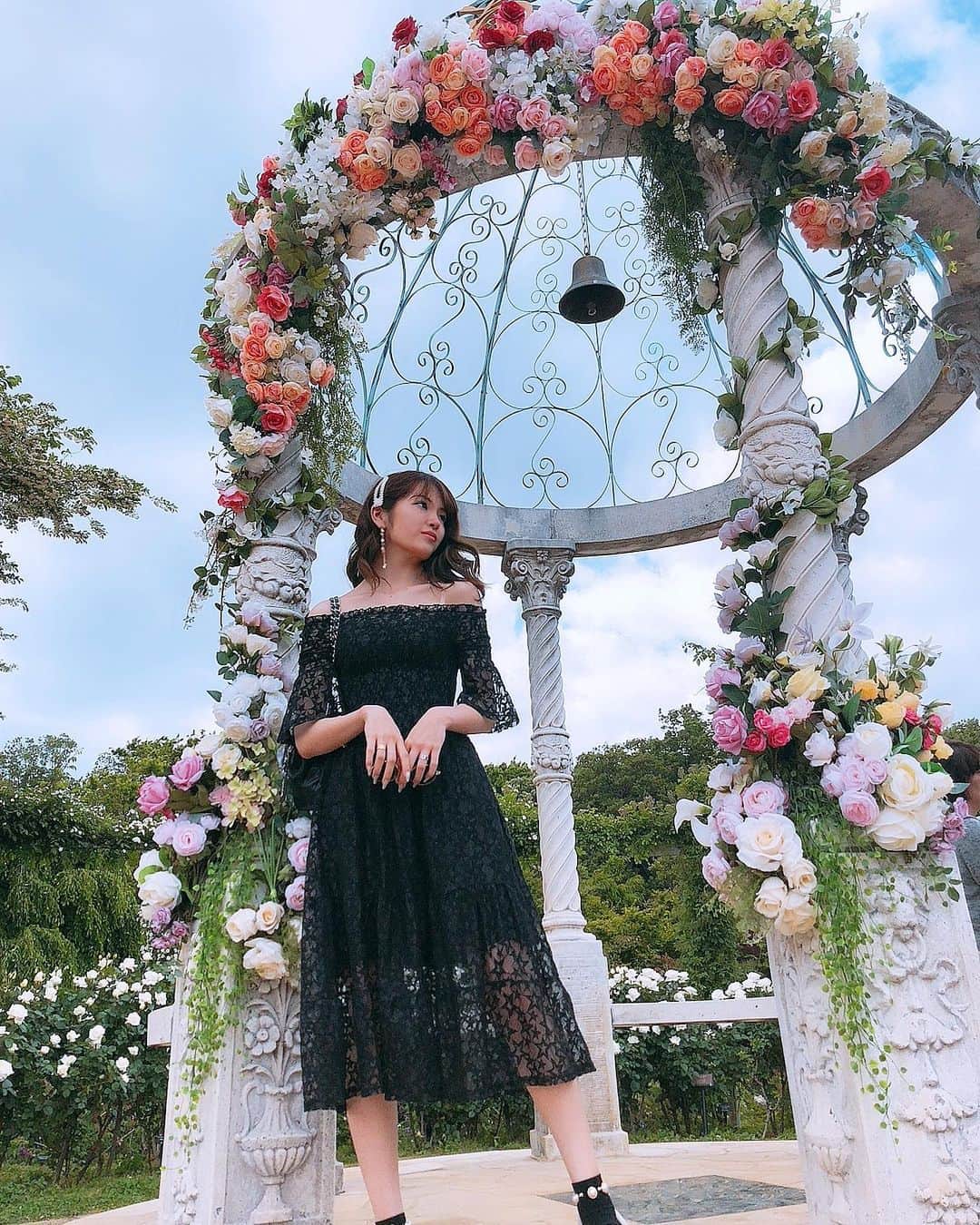 のインスタグラム：「どこを見ても全部バラ！ でも色も形も全然違くて とっても素敵な場所でしたっ🌹  #京成バラ園」