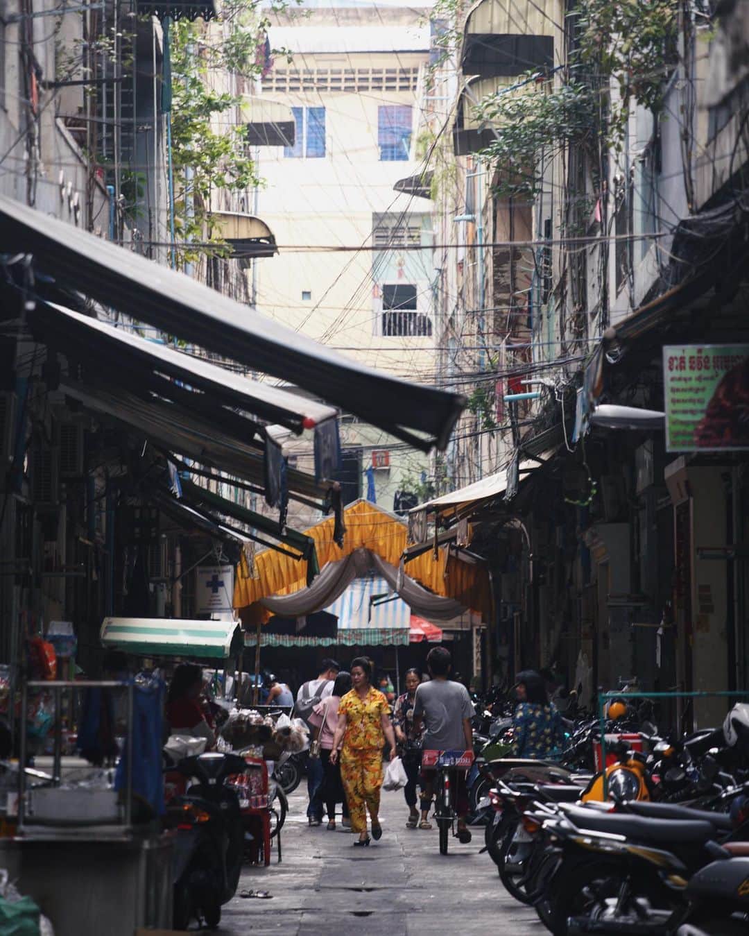 Shunsuke Miyatakeのインスタグラム：「A backstreet of Phnom Penh / プノンペンの裏通り。」